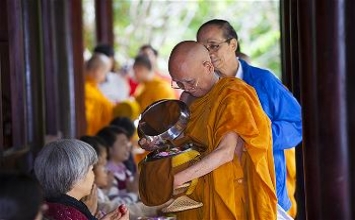 Công đức tùy thời bố thí